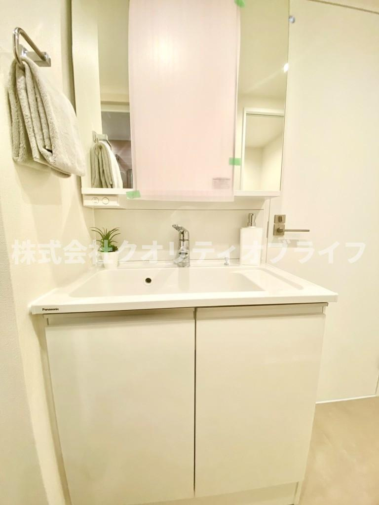 三面鏡付き洗面化粧台に新規交換済み