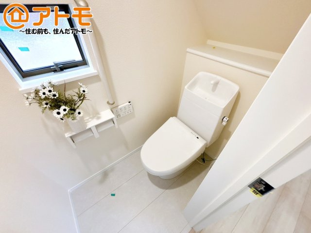 窓があり換気もすぐにできる、清潔感のあるトイレです♪
