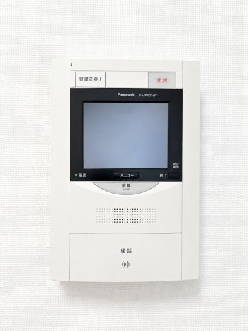 ◆受話器を持たずに、来訪者と通話ができ、モニターで姿が確かめられるインターホンを採用しました。暮らしの安心感を一層高めます。
