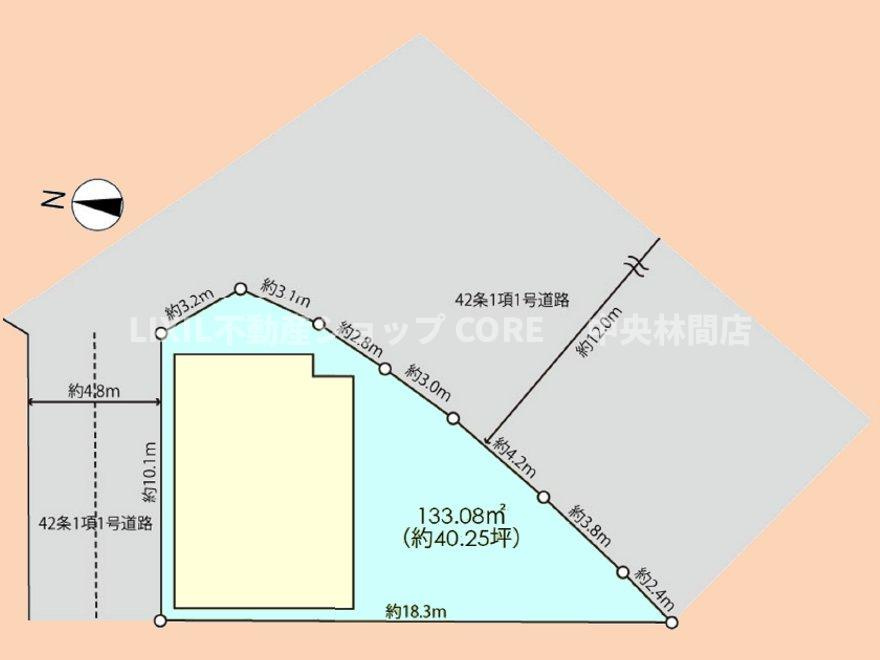 前面道路は広々12ｍ以上！隣接地わずか1つなので、開放的な立地になります。