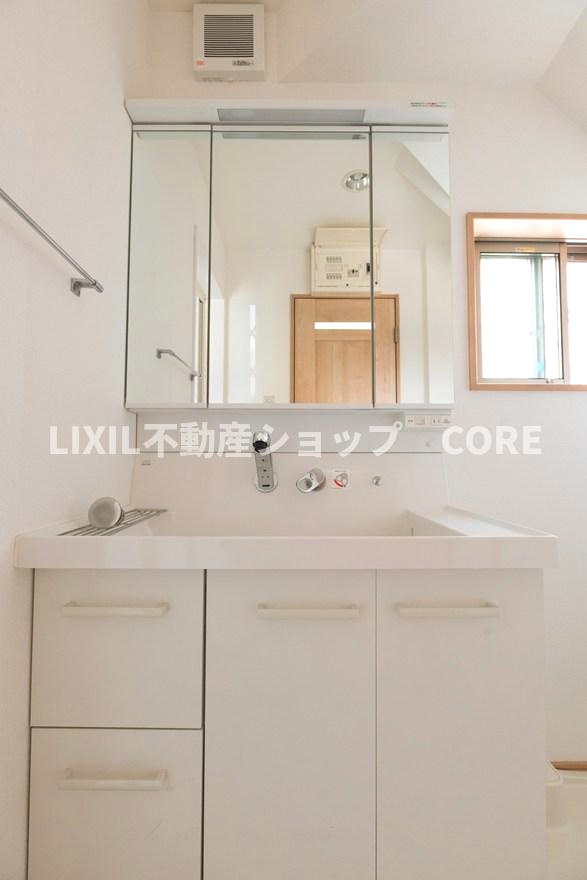 3面鏡で髪のセットやお化粧もストレスなくこなせ、朝から気分良く通勤通学に向かえそうですね！