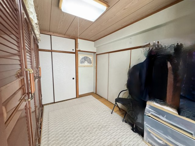 落ち着いた雰囲気を演出する和室です。押入収納があり、季節物や布団などもしまうことができます。畳があることで、横になったり座ったりしやすい空間となっており、多目的に使える部屋として重宝しそうです。