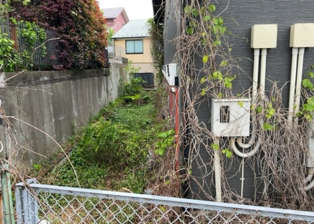 土地の形が極端に長細かったり、狭小地、あるいは道路との高低差がある傾斜地だった場合、後々売ろうとしても買い手がつかない場合もあります。後々、売却することになった時に価値の下がらない土地を選びましょう。
