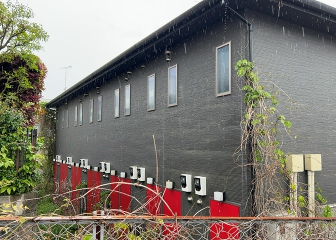 家を建てる場合、方位は要チェックです。現実的に日当たりのよい家ならばリビングは南側、建築基準法でも北側に当たる家への配慮は求められています。土地を見学に行く際は、方位磁針を持って行くようにしましょう。