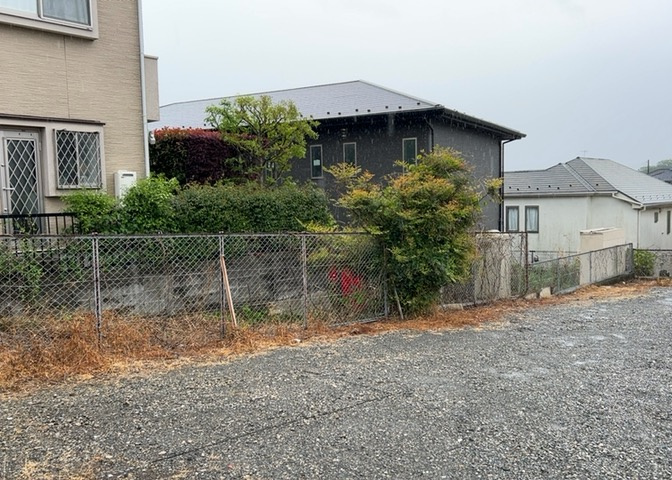 現地に行くなら、物件の周囲の地形がどうなっているかを見ることも大切です。周辺より低くなっている土地では、大雨などで水が集まりやすいため、地盤が弱くなっているということも考えられるため、注意が必要です。