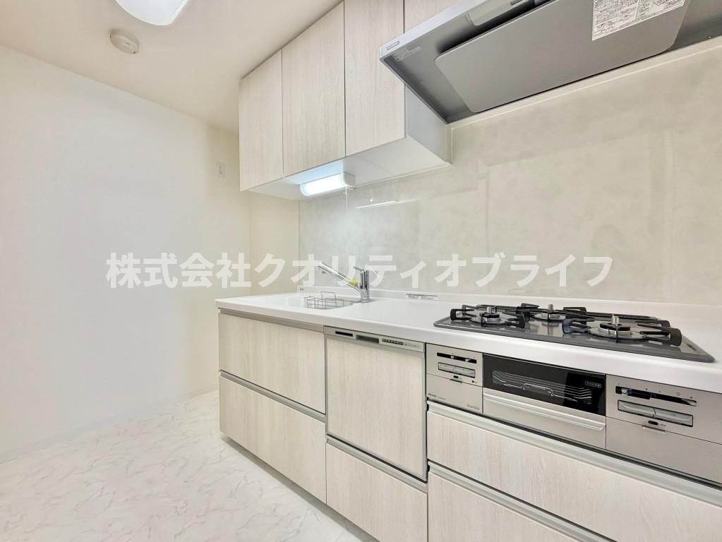 3口ガスコンロ、食洗機付きのキッチン
