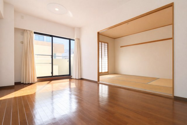 ◆ご家族の会話がはずむ、開放的なＬＤＫです。休日はお陽さまの光をたっぷりととりこめるぽかぽかリビングで過ごしませんか？