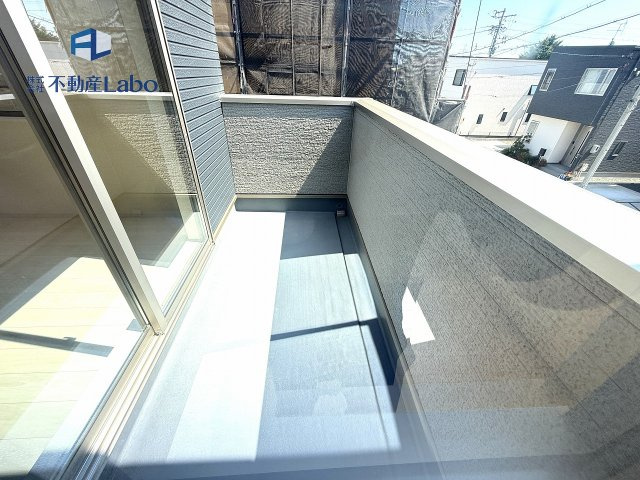 ●バルコニー●　可動式の物干し金物が付いており、使用しない際は収納できます♪お洗濯には十分なスペース♪