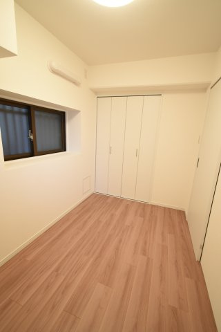 落ち着いた色調の洋室です