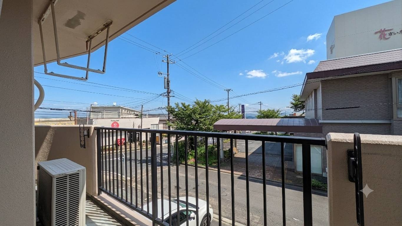洗濯物を干すことが可能なバルコニーです。（明るさなど加工しています）