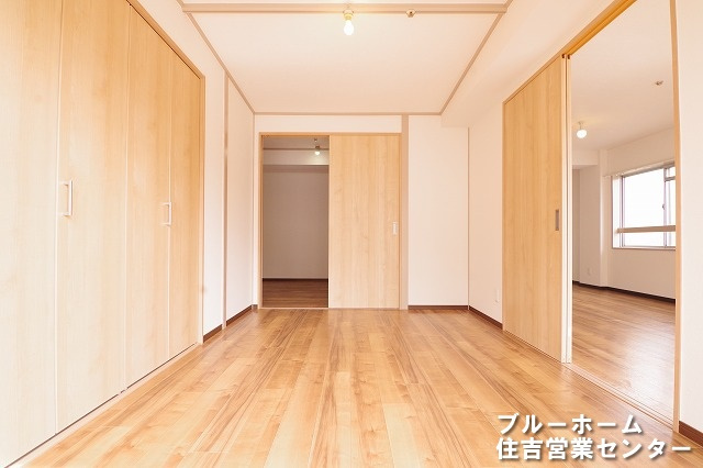 LDKおとなりの洋室です！お部屋には収納や窓があります！