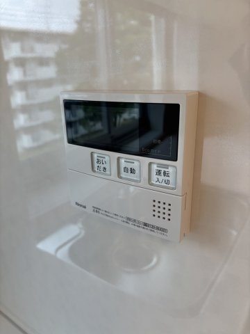 給湯リモコンです。キッチンにいながらお湯はり、追い焚きの操作が出来て助かります。