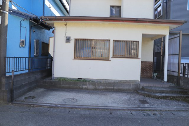 土地の形が極端に長細かったり、狭小地、あるいは道路との高低差がある傾斜地だった場合、後々売ろうとしても買い手がつかない場合もあります。後々、売却することになった時に価値の下がらない土地を選びましょう。