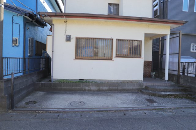 土地の面積＝住宅面積ではありません。建ぺい率の問題などで、土地のある場所によって住宅を建てられる面積は限られています。高さもしかり、「土地」という言葉の中には、建築条件も含まれると考えておきましょう。