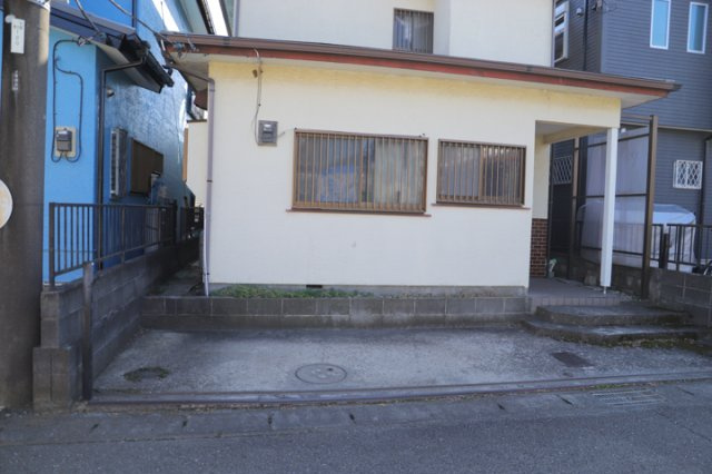 家を建てる場合、方位は要チェックです。現実的に日当たりのよい家ならばリビングは南側、建築基準法でも北側に当たる家への配慮は求められています。土地を見学に行く際は、方位磁針を持って行くようにしましょう。