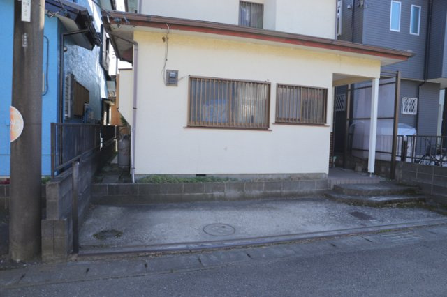 土地を買う際、住む地域の自治体や福祉の補助制度にも注目してみましょう。子供や老人の医療補助やゴミ出しのルールなど、自治体によってルールに大きな違いがあるため、暮らしやすい土地で判断するとよいでしょう。