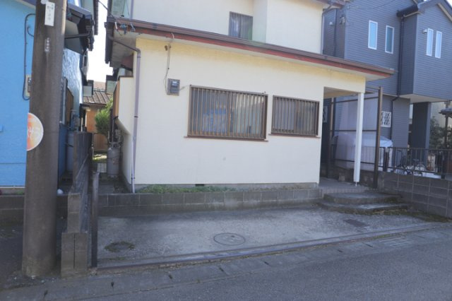土地の前の道路に消火栓が設置されていることがあります。この場合、道路交通法第45条第1項により、駐車禁止の場所が指定されています。そのため、車庫などの駐車スペースをつくることができない場合があります。