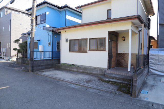 現地に行くなら、物件の周囲の地形がどうなっているかを見ることも大切です。周辺より低くなっている土地では、大雨などで水が集まりやすいため、地盤が弱くなっているということも考えられるため、注意が必要です。