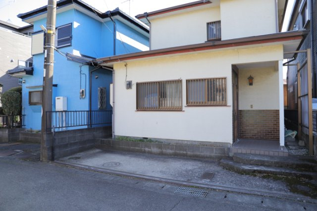 土地購入を検討されている場合、境界杭がない状態で購入してしまうと境界確定測量をする必要があり、費用がかかります。購入の前に、売主、隣土地所有者立ち合いのもと境界を確定し境界杭を設置するのがベストです。