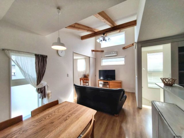 天井高最高約3.7ｍ勾配天井、南側開口部があり、開放感・陽当り良好なリビングです。