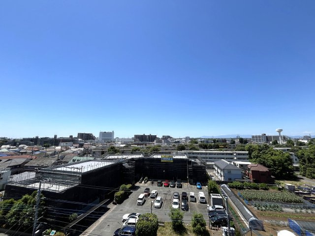 空の広がりを感じながら、ゆったりとした時間を過ごしやすい住戸位置です。