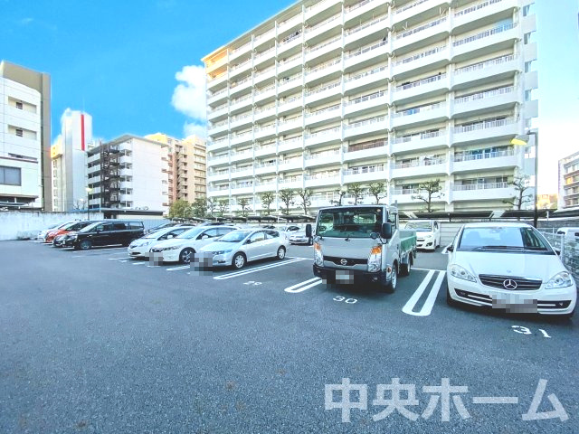 【敷地内駐車場】最新の空き状況や費用などの詳細は担当スタッフまでお問い合わせください。