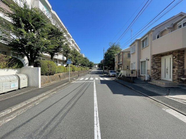 東側前面道路幅員はゆとりの約9.1ｍ（歩道付き）あり開放感あります。風致地区に守られた緑豊かな住宅街。公園が近くにあり子育て環境・住環境の整った立地です。