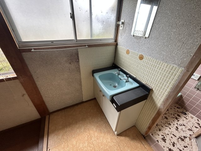 大きな窓付きの洗面室！毎朝明るい光の中で気持ちよく身支度可能。