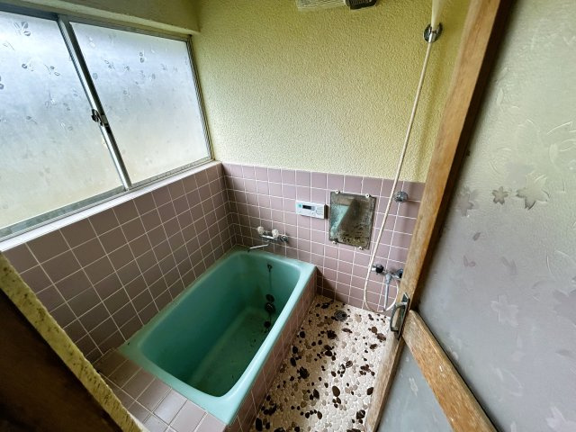 明るい窓のある浴室！こもりがちな湿気もスムーズに換気できて清潔。