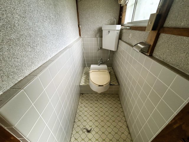 窓と換気扇付きのトイレ！嫌なニオイや湿気がこもらず常に快適。