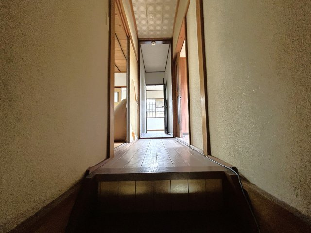 奥まで視線が抜ける廊下！木目の温かみを感じる落ち着いた住空間。