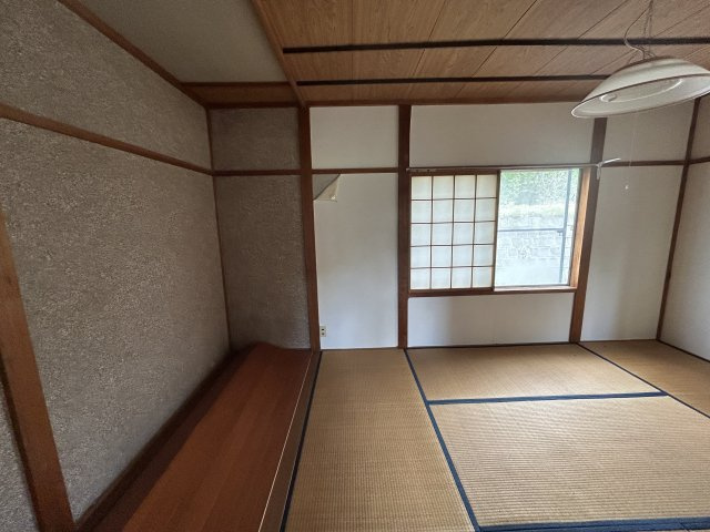 障子窓から優しい光が入る和室。畳の温かみで心から寛げます。