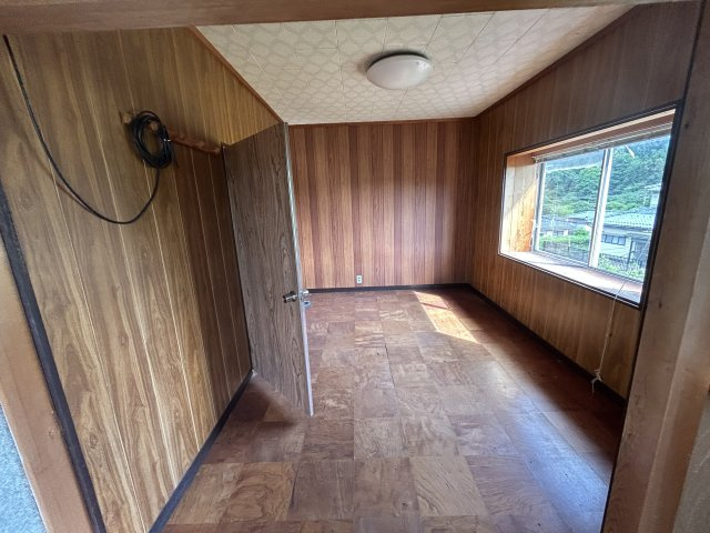 大きな出窓から心地よい光が注ぐ洋室。明るく開放的なお部屋。