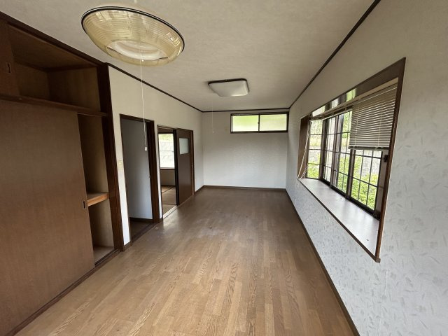 出窓と高窓がある洋室。収納付きで生活感を隠してスッキリ。