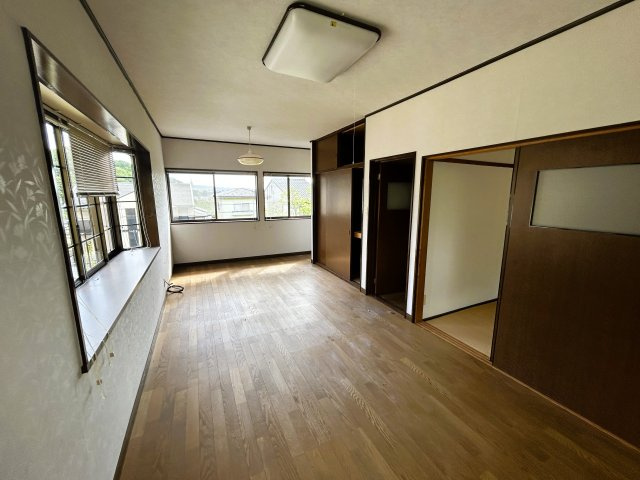 窓が多いので、明るく広々とした洋室。