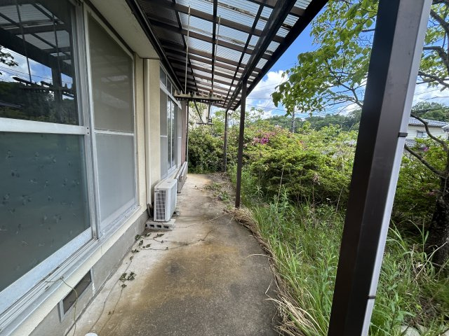 屋根付きのテラススペース。急な雨でも慌てずにお洗濯が可能。
