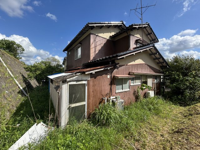 緑に囲まれた趣ある外観。豊かな自然の中で穏やかに暮らせます。