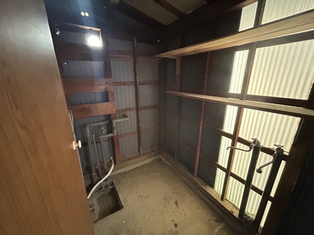 窓と棚のある作業スペース。DIYの道具や備蓄品も隠せます。