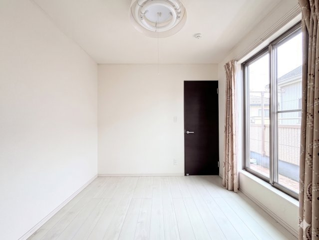 ◆室内はいつも明るい印象なので気持ちの良い朝を迎えられます。各部屋にはクローゼットを完備しており、収納が多いお家はすっきりして快適空間です。