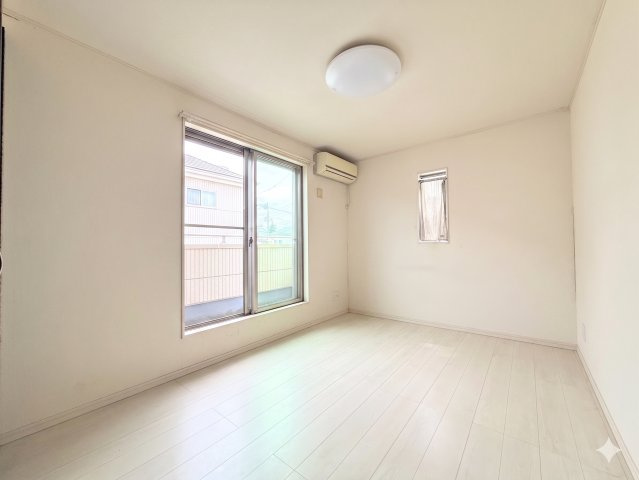 ◆気持ちの良い風が室内へ入り込む居室。家具を配置しても広々ご利用いただけます！！