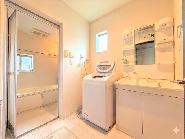 ◆毎日使う場所だから、機能的で使いやすさに配慮したパウダールーム。すっきりと使えるように収納も豊富にご用意しています。