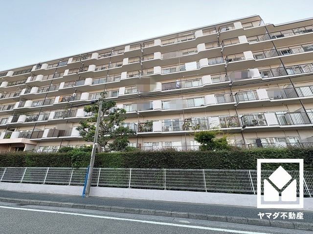 東側に緑豊かな武庫川が流れています。川沿いのサイクリングロードの終点が徒歩圏内で、四季折々の自然を感じながらお散歩やジョギング・サイクリングなどの運動も楽しめる住環境です。