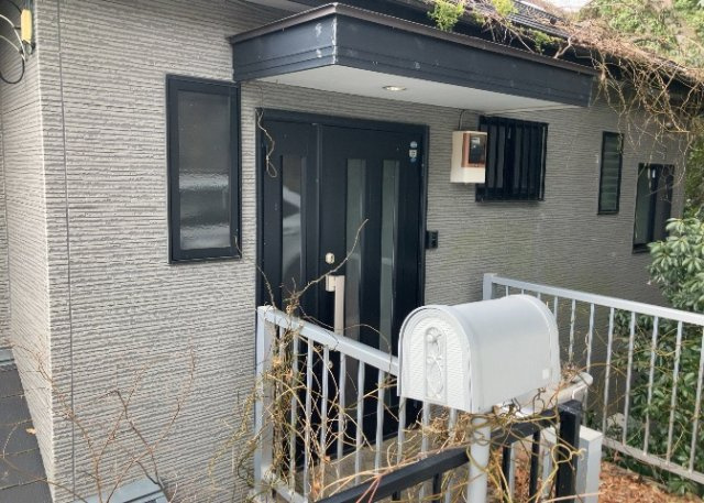 玄関は家の顔でもあり、家族以外の目にも止まる場所です。玄関は外との間を仕切る扉、靴などをしまっておく収納スペース、靴脱ぎのたたきスペース、来客とのやり取りをするドアホンなど複数のアイテムからなります。