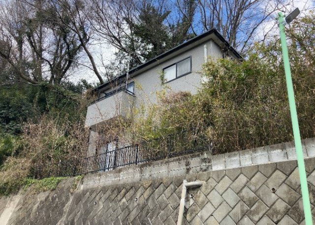 バルコニーは、室外の専用スペースのうち、「屋根がなく開放された空間」であるものを指します。ベランダより広いタイプのものが多く、日当たりもよいため家庭菜園などを楽しみたい人にとって適した環境となります。