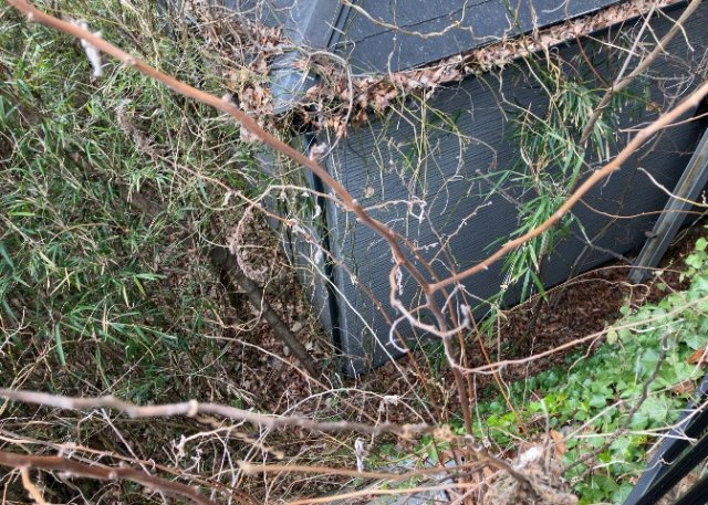 建物の基礎工事の方法は、主流となっているベタ基礎（防湿基礎）と布基礎の2種類に分類され、床下の通気性や耐久性などに違いがあります。建物の基礎部分の構造や付帯設備など詳細については現地でご確認ください。