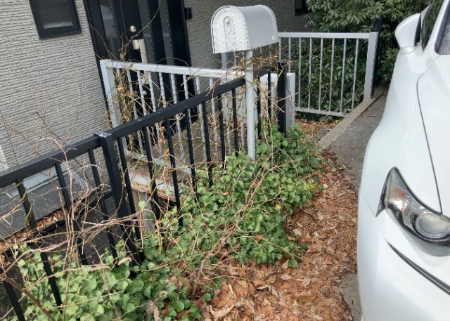 玄関ポーチにおいて最も重視すべきと言っても良いのが広さです。適切な広さの玄関ポーチでないと外見的なバランスは崩れてしまいますし、何より使いにくくなってしまいますので、現地で実際に下見をしてみましょう！