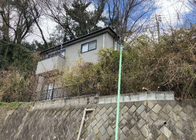 床下換気口は、床下に湿気がこもることを防ぎ、効果的に換気を行うために設置されています。床下換気口が設置されていない建物は、基礎パッキング工法などにより換気を行なっています。詳細は現地でご確認ください。