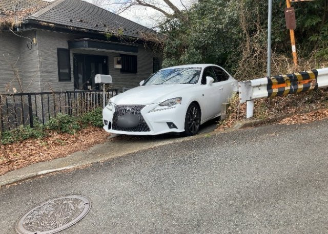 車一台あたりに必要なスペースは、標準サイズの普通自動車で横幅2m50cm、長さ5mは必要になります。ただし、乗降のことも考慮して横幅3m30cm、長さ5m50cmほどは確保できるところを選びましょう。