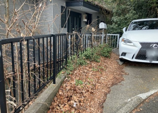 庭のある家に住むことのメリットとして、子どもたちの遊び場を確保できること、ガーデニングや家庭菜園を楽しめること、明るさを確保できることがあります。また、配置を工夫することでプライバシーが確保できます。