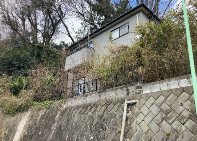 バルコニーは、建物内から室外へ楽に出入りできる便利なスペースです。また、バルコニーには手すりを付けることが義務付けられており、手すりの高さは110cm以上で施工することが建築基準法で定められています。